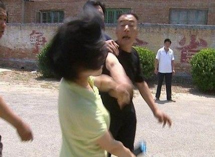 电视台女记者采访时遭村干部打耳光 (3)