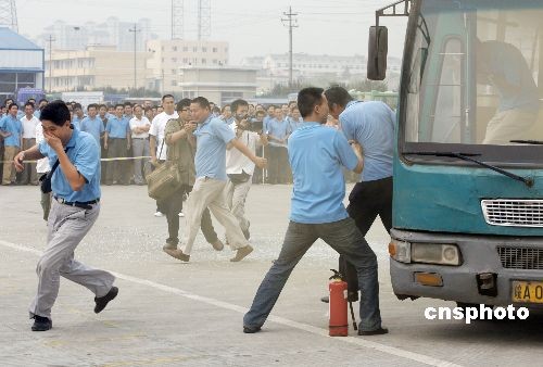 组图:安徽合肥公交6000员工演练消防
