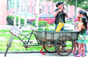 80后最美女校长 为建阅览室收购旧书感动无数