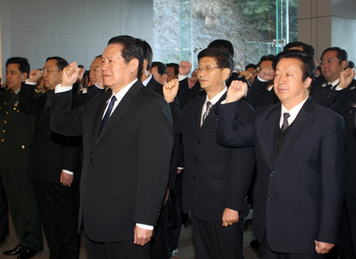 周永康带领中央政法委员会全体委员和全国公安厅局长座谈会全体代表重温入党誓词（图片来源：公安部网站）

