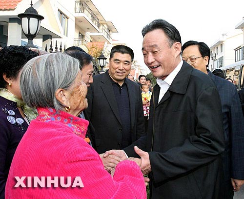 11月14日至18日,中共中央政治局常委、全國人大常委會委員長吳邦國,先后來到河南鄭州、洛陽、新鄉、鶴壁等地就貫徹落實黨的十六屆六中全會精神進行專題調研。這是吳邦國委員長在河南新鄉七裡營鎮劉庄村,看望毛玉亭老人(前左)一家。 新華社記者 劉衛兵 攝
