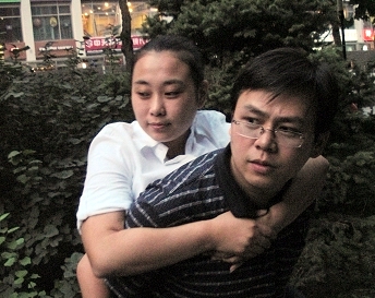 2006年8月25日傍晚，爱若干背着谢颖走进北京的书房。