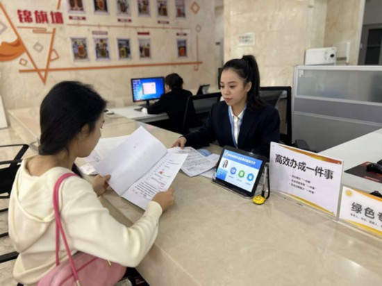双流在区政务服务大厅设立企业破产信息核查“一件事”专窗。邓竹梅供图