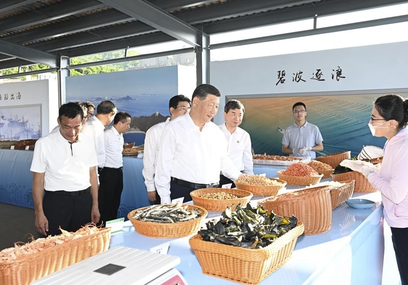 △2024年10月15日，习近平总书记在福建漳州市东山县陈城镇澳角村考察时，了解海鲜干货和渔获产品交易情况。