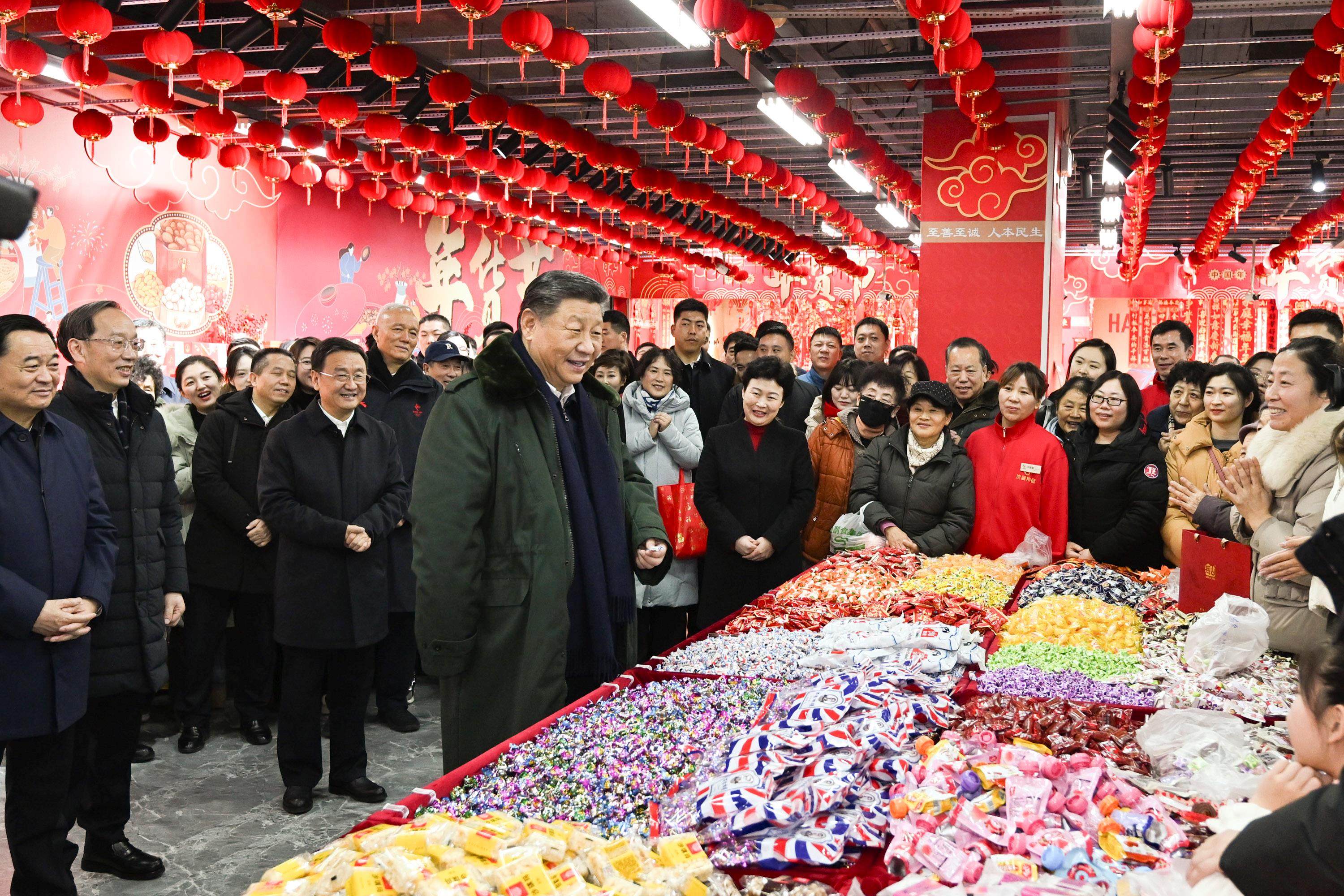 2025年1月23日，习近平总书记在辽宁沈阳大东副食品商场考察时，同店主和顾客亲切交流，向大家致以新春祝福。