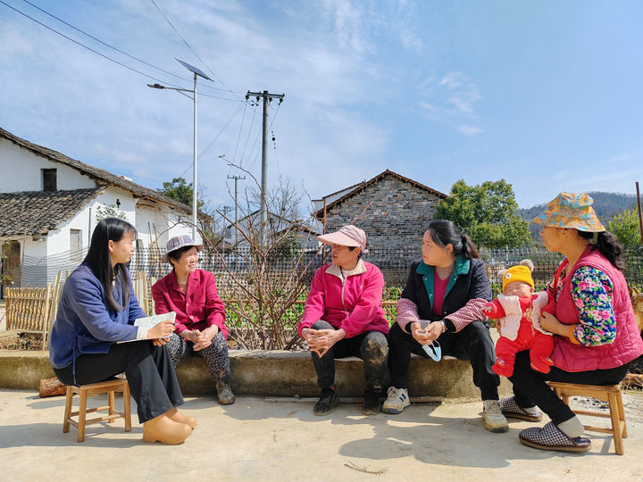 2025年2月18日，在湖北省赤壁市中伙铺镇安丰村，全国人大代表田淑娴（左一）了解村民关于农村医保、养老金使用等情况。新华社发