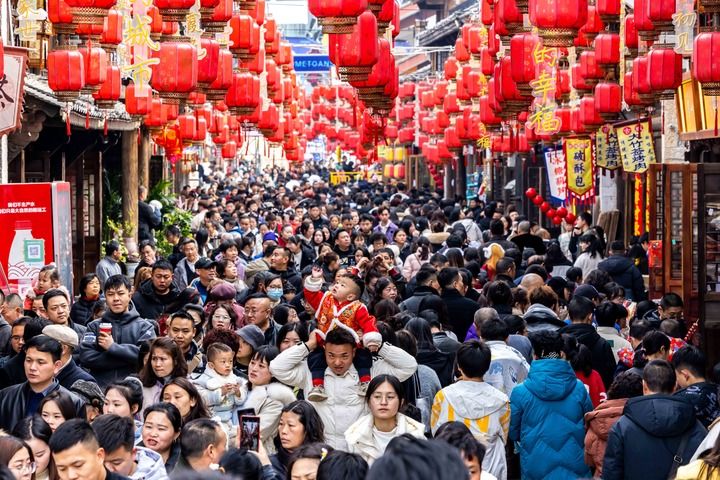 2025年1月29日，游客在贵州省安顺市西秀区安顺古城历史文化街区游玩。新华社发（陈熙 摄）