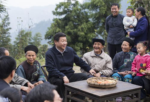 习近平在湘西土家族苗族自治州花垣县排碧乡十八洞村同村干部和村民座谈。