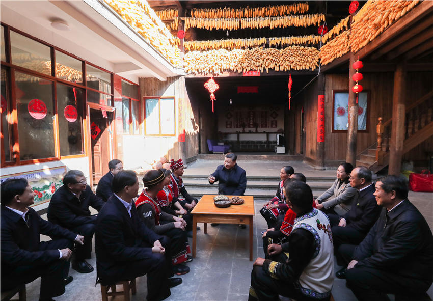 2020年1月19日，习近平在云南省腾冲市清水乡三家村中寨司莫拉佤族村，同村民李发顺一家聊家常，详细询问脱贫情况。