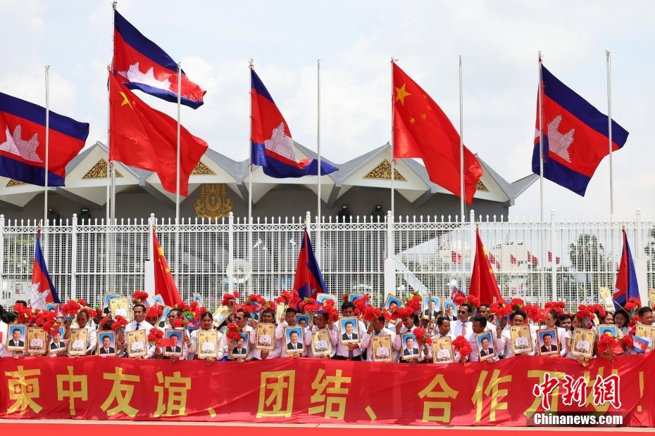 当地时间4月17日上午，中国国家主席习近平乘专机抵达金边，应柬埔寨国王西哈莫尼邀请，对柬埔寨进行国事访问。数百名当地民众挥舞两国国旗，手持“柬中友谊、团结、合作万岁！”等红色横幅，热烈欢迎习近平到访。中新社记者 盛佳鹏 摄