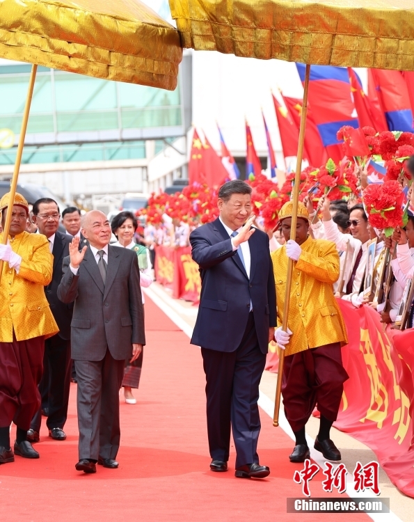 当地时间4月17日上午，中国国家主席习近平乘专机抵达金边，应柬埔寨国王西哈莫尼邀请，对柬埔寨进行国事访问。西哈莫尼在机场为习近平举行隆重欢迎仪式。中新社记者 盛佳鹏 摄