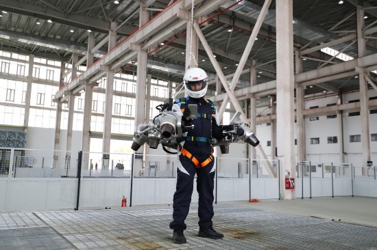 座椅式、站立背负式飞行背包。广东空天科技研究院供图