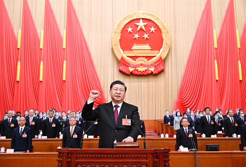 2023年3月10日,十四届全国人大一次会议在北京人民大会堂举行第三次全体会议。习近平全票当选为中华人民共和国主席、中华人民共和国中央军事委员会主席。这是习近平进行宪法宣誓。