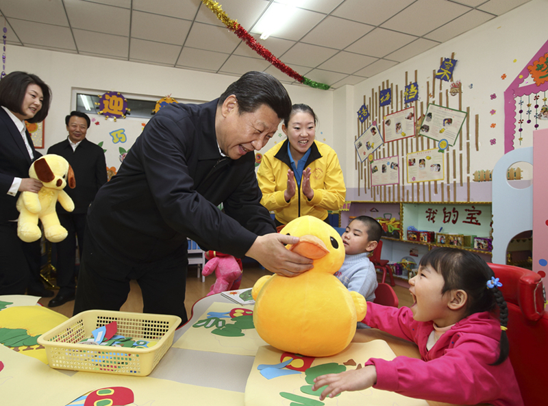 2014年1月28日，習近平總書記來到內蒙古自治區呼和浩特市兒童福利院看望孩子們並贈送新春禮物。