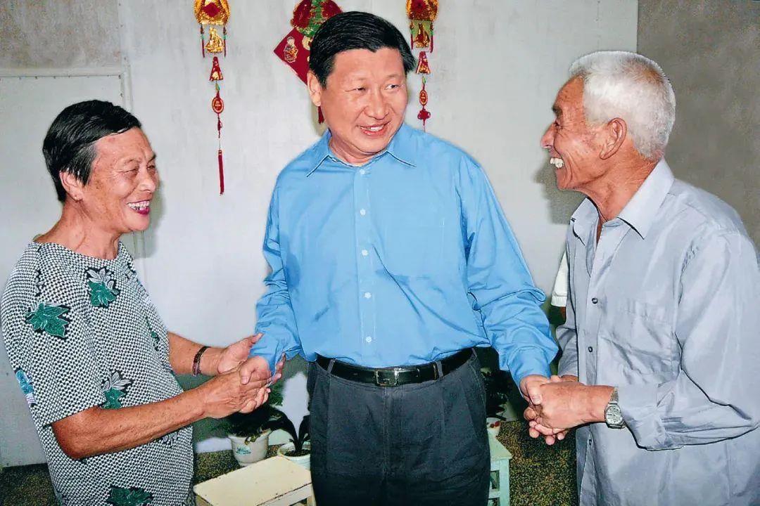 △2006年9月21日，習近平在浙江省舟山市普陀區東極鎮看望當地漁民。