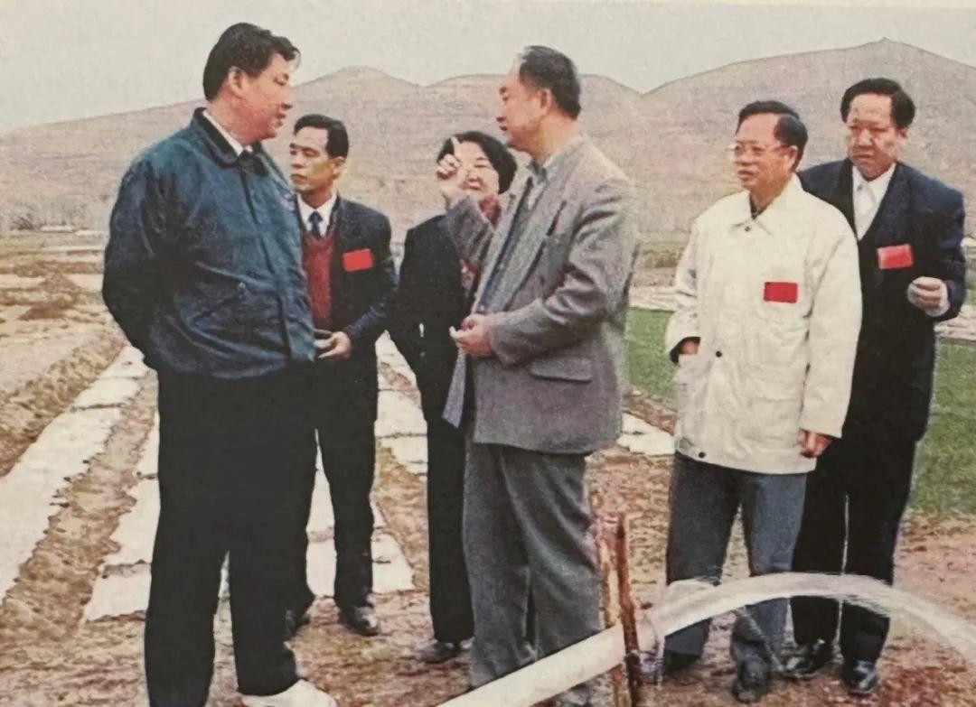 △1997年4月20日，習近平在寧夏固原市隆德縣調研。