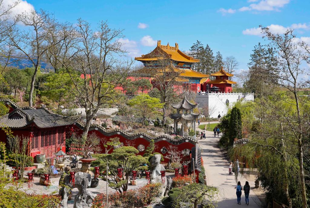 在比利時布呂熱萊特市，游客參觀天堂動物園的中國園。