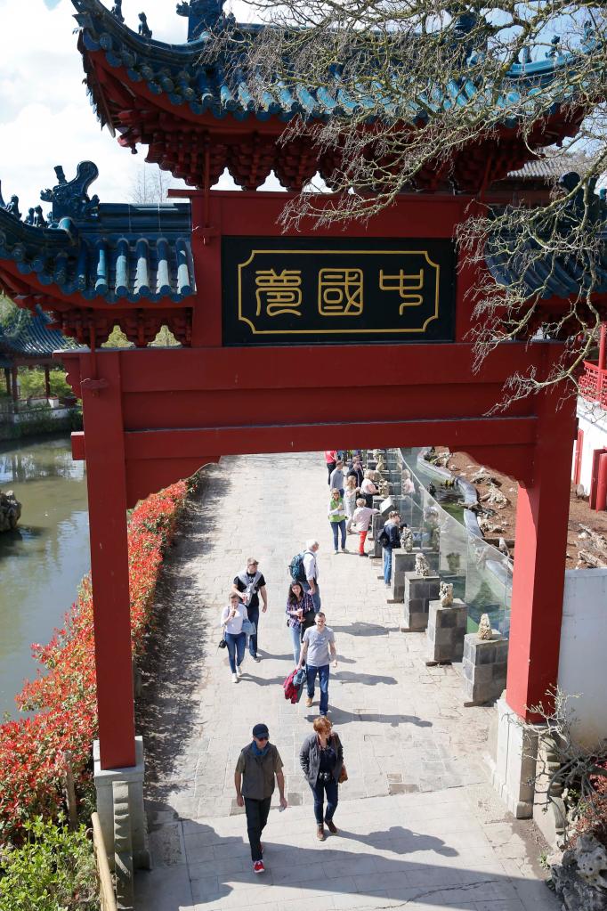 在比利時天堂動物園的中國園，游客從牌樓下走過。