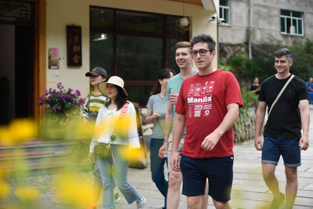 2019年5月26日，外國游客在杭州市桐廬縣石舍村體驗鄉村慢生活。（黃宗治 攝）