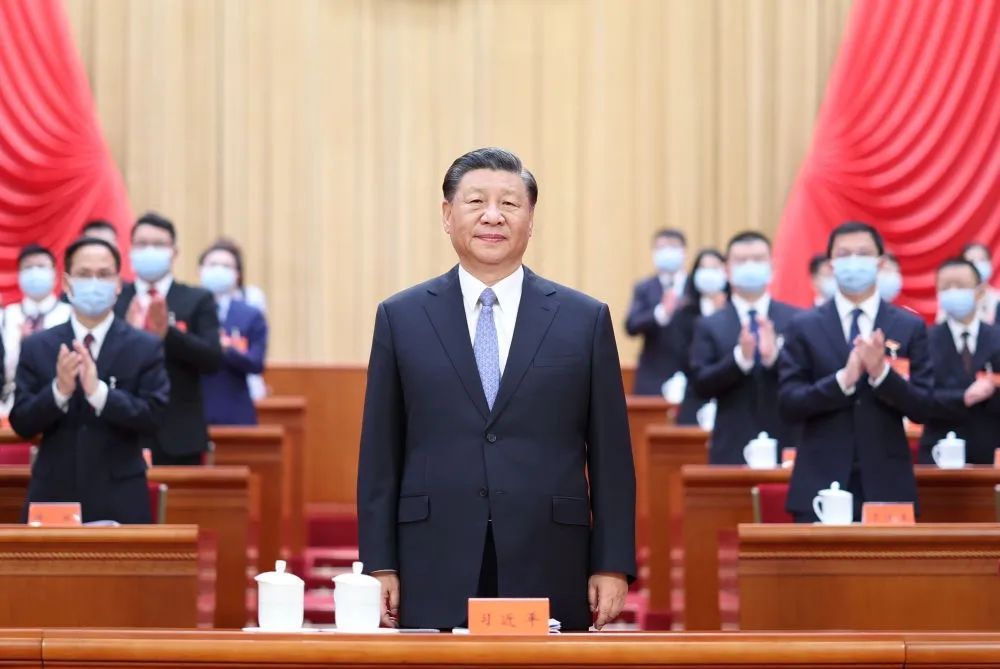 6月19日，中国共产主义青年团第十九次全国代表大会在北京人民大会堂开幕。图为习近平在主席台向与会代表致意。新华社记者 鞠鹏 摄