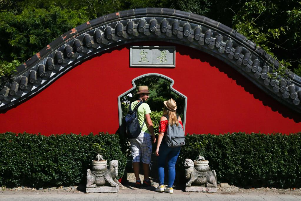 在比利時布呂熱萊特市，游客參觀天堂動物園的中國園。