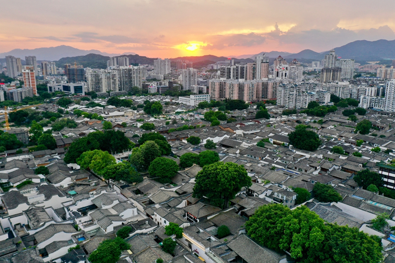 2021年7月10日，夕陽映照下的福州三坊七巷文化歷史街區。