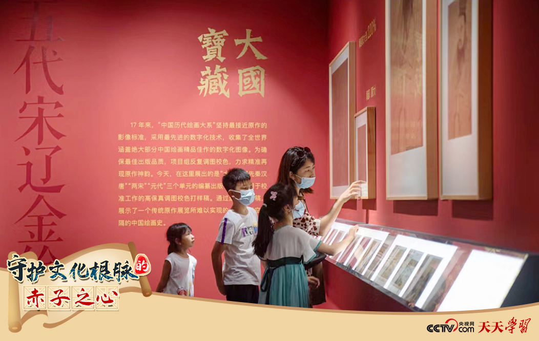 參觀者在浙江省嘉興市文化藝術中心觀看“盛世修典—中國歷代繪畫大系”嘉興特展