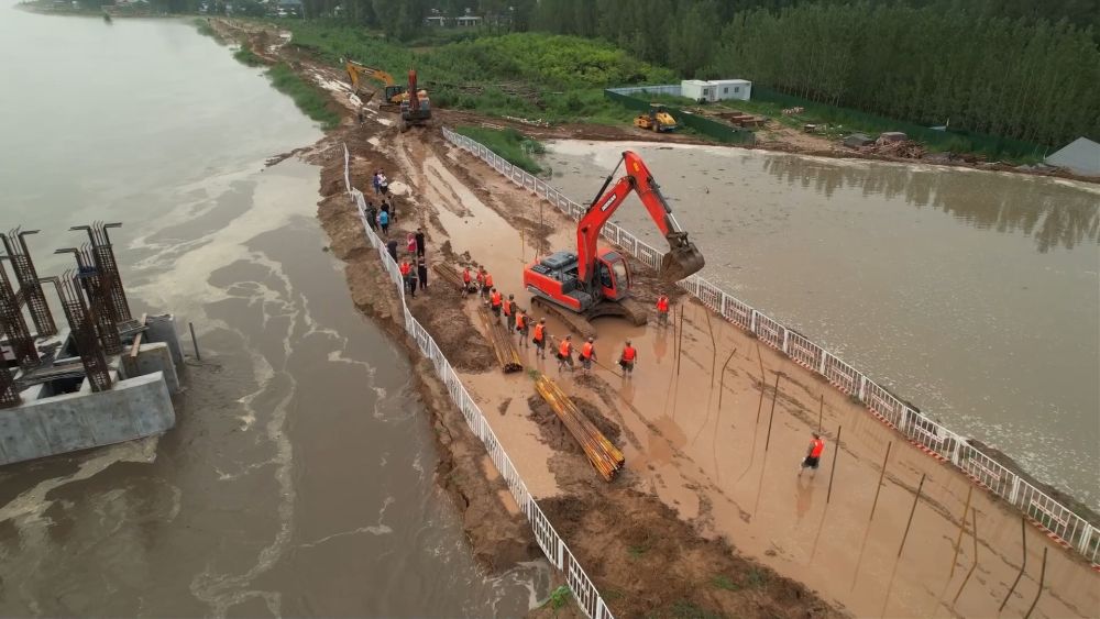 中部戰區陸軍第82集團軍“鐵軍旅”官兵在河北省高碑店市白溝河任務區加固岸堤（8月2日攝）。新華社發（鄧青華 攝）