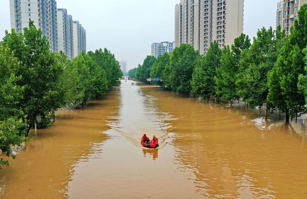 救援人員在河北省涿州市市區乘坐沖鋒舟前去轉移受災群眾（8月2日攝，無人機照片）。新華社記者 牟宇 攝