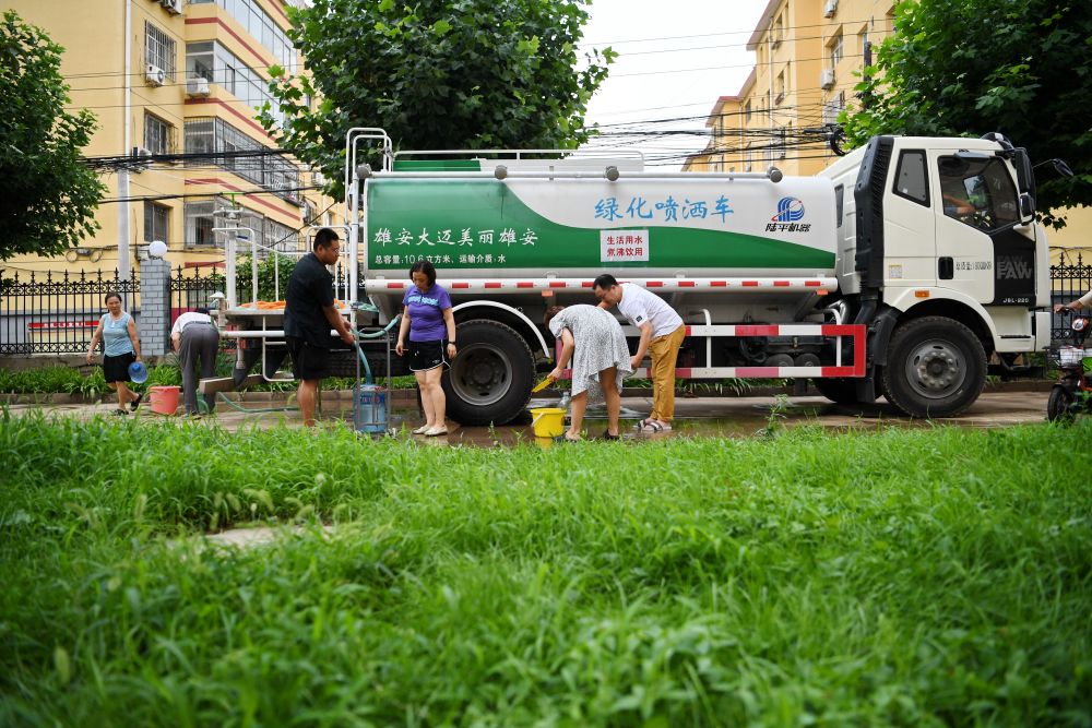 河北省涿州市新星小區居民從供水車裡接水（8月4日攝）。新華社記者 牟宇 攝