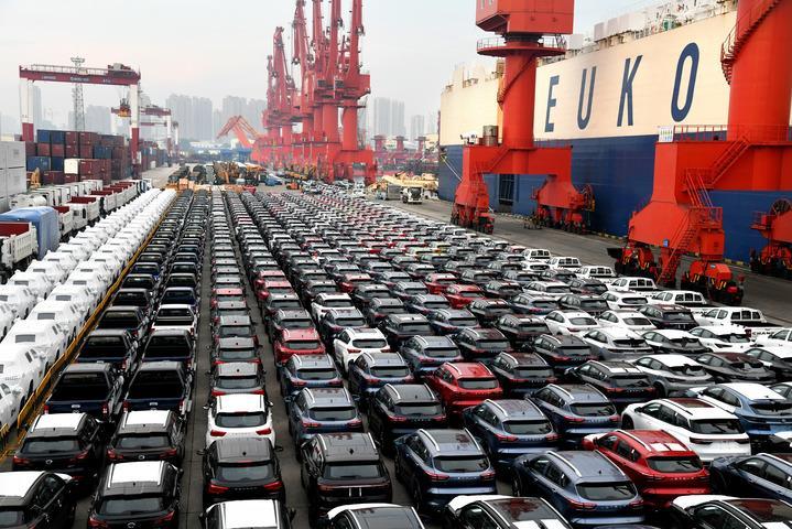 商品車在山東港口青島港大港公司八號碼頭等候裝船（2022年8月7日）。大型滾裝貨輪“晨聲輪”靠泊山東港口青島港大港公司八號碼頭，將各類逾1900輛商品車運往非洲。新華社記者 李紫恆 攝