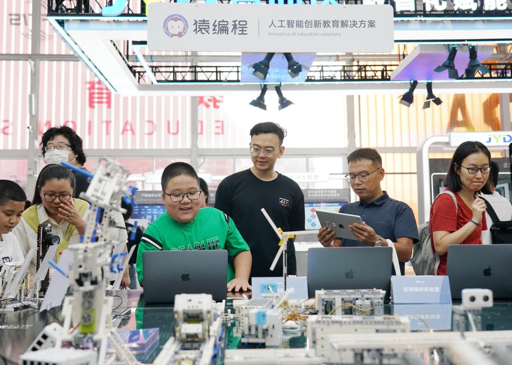 9月3日，在首钢园教育服务专题展区，小朋友在体验智能硬件编程作品。新华社记者 张晨霖 摄