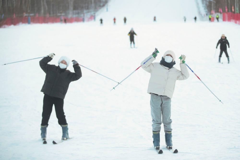 △2023年1月7日，游客在北極村滑雪場內體驗滑雪。