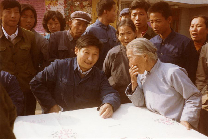 　　1983年，時任河北正定縣委書記的習近平（前排居中）臨時在大街上擺桌子聽取老百姓意見。