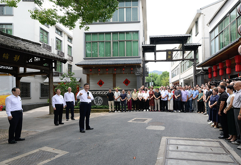 　　2023年9月20日，習近平在浙江省金華市義烏市后宅街道李祖村考察時，同群眾親切交流。