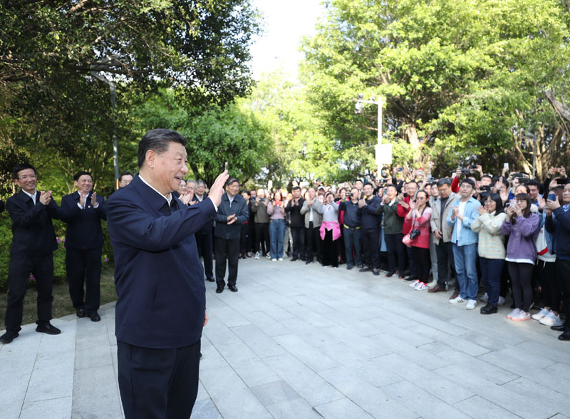 　2021年3月24日，習近平在福建省福州市福山郊野公園考察時，向市民們招手致意。