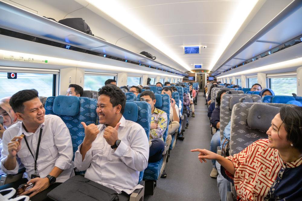 △2023年10月17日，G1137次動車組列車從印尼雅加達哈利姆車站開出。雅加達至萬隆最快鐵路運行時間從3個多小時縮短至46分鐘。