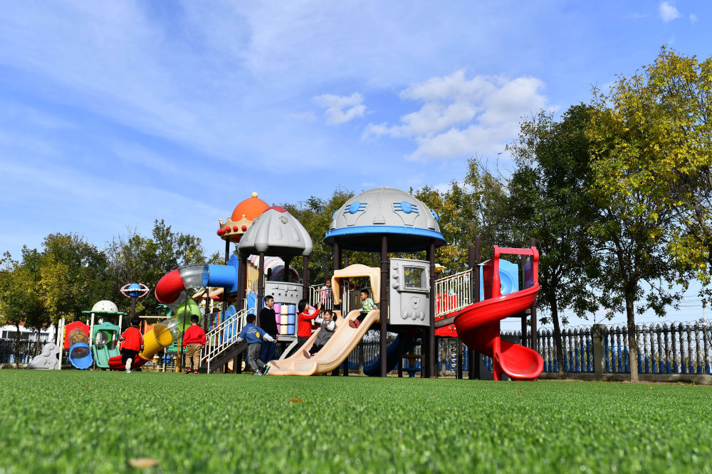在山東省東營市墾利區楊廟社區幼兒園，孩子們在老師的帶領下進行戶外活動（2021年10月19日攝）。新華社記者 郭緒雷 攝