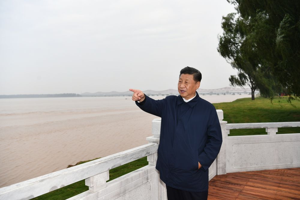2019年9月16日至18日，中共中央總書記、國家主席、中央軍委主席習近平在河南考察。這是17日下午，習近平在鄭州黃河國家地質公園，眺望黃河鄭州段。新華社記者 謝環馳 攝