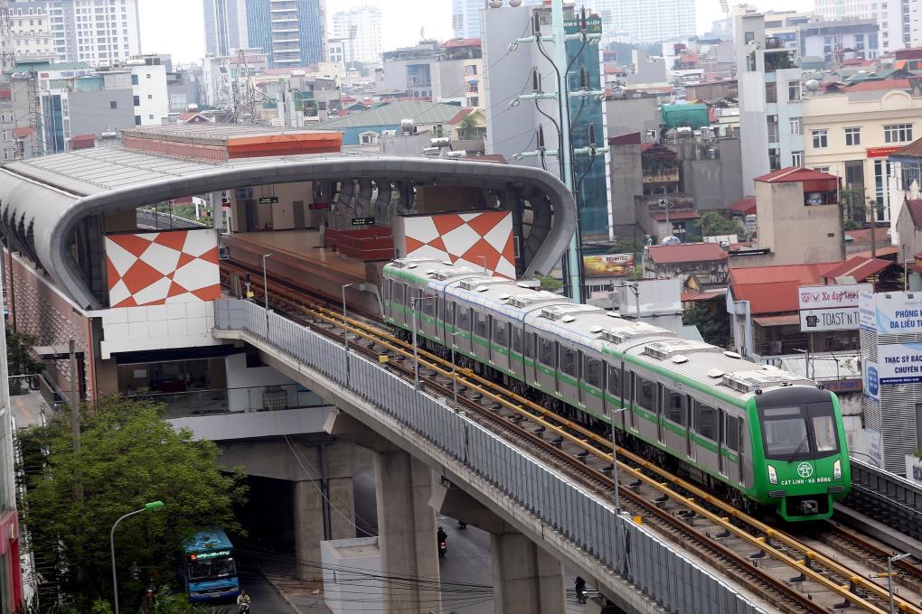 2021年11月6日，列車在越南首都河內輕軌二號線上行駛。