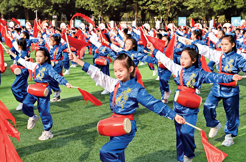 为助推民族地区基础教育事业发展，广西重新核定各地中小学教职工编制，依托全区编制“周转池”核增事业编制给各地中小学，在全面达到国家标准的基础上，进一步统筹优化和动态调整各区域、学校、学段间编制资源。图为2023年11月29日，南宁市滨湖路小学举行主题为“逐梦新时代 健体向未来”的体育文化节，孩子们正在跳腰鼓舞。 新华社记者 周华/摄