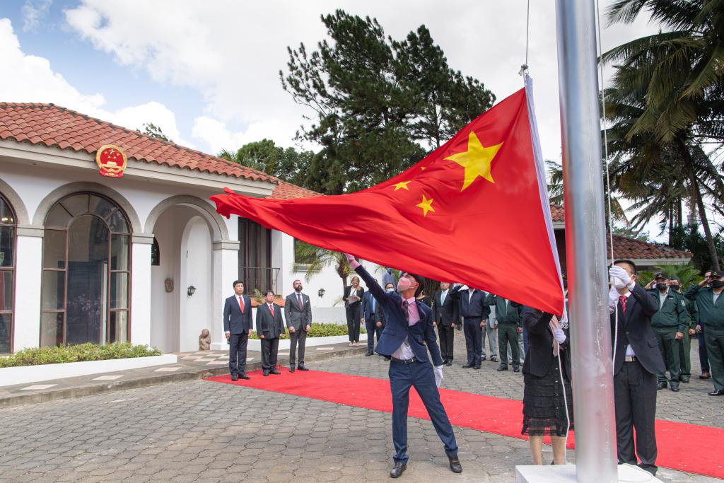 2021年12月31日，在尼加拉瓜首都馬那瓜舉行的中國駐尼加拉瓜大使館復館儀式上，五星紅旗伴隨著《義勇軍進行曲》冉冉升起。