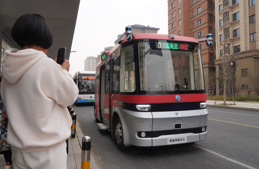 2023年3月20日，智能網聯巴士901線測試車在河北雄安新區容東片區道路上停靠。新華社記者 牟宇 攝