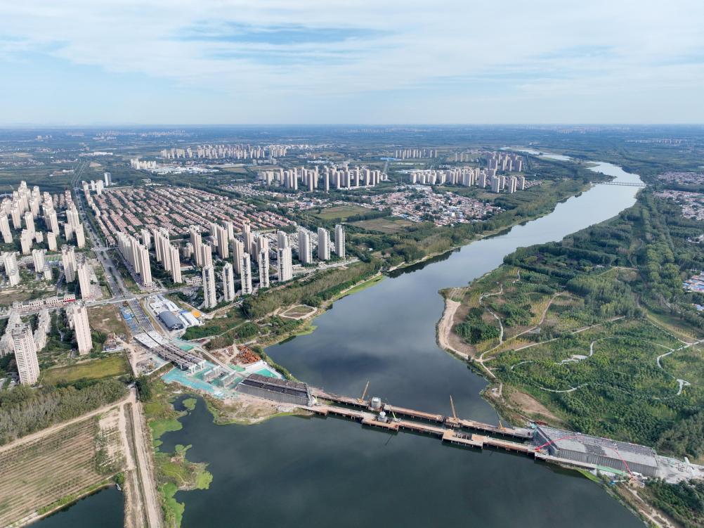 2023年10月拍攝的跨潮白河大橋施工現場。 新華社記者 邢廣利 攝