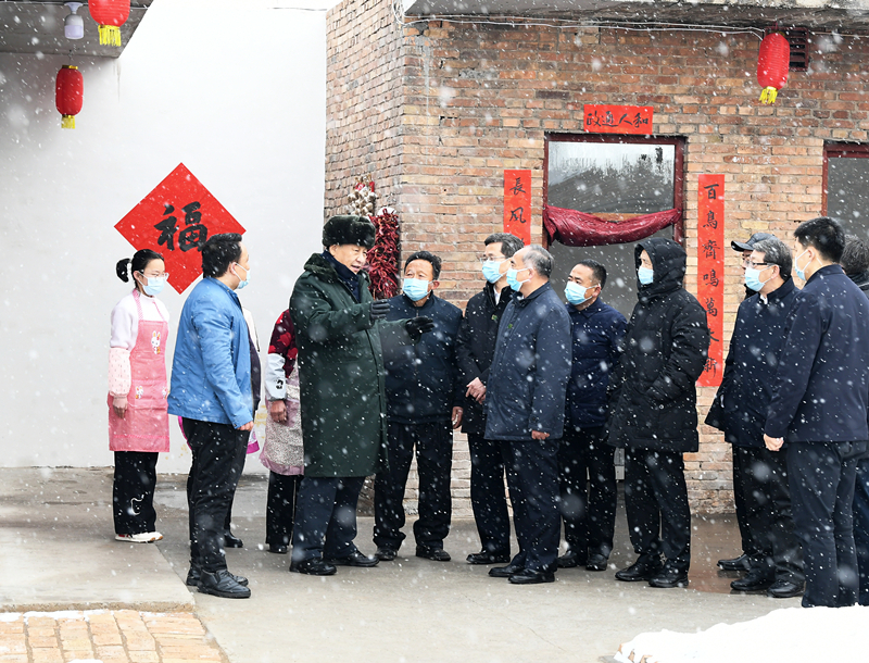 2022年1月26日，習近平總書記在山西霍州馮南垣村受災村民師紅兵家看望。