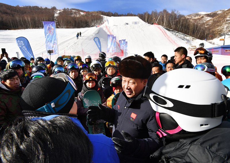 2017年1月23日，習近平總書記在雲頂滑雪場同正在集訓的國家滑雪隊運動員及滑雪愛好者親切交談。