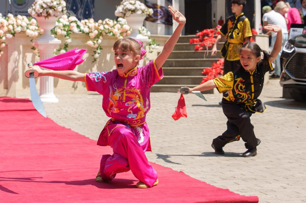 2023年5月27日，小演員在烏茲別克斯坦首都塔什干的中央公園表演武術。