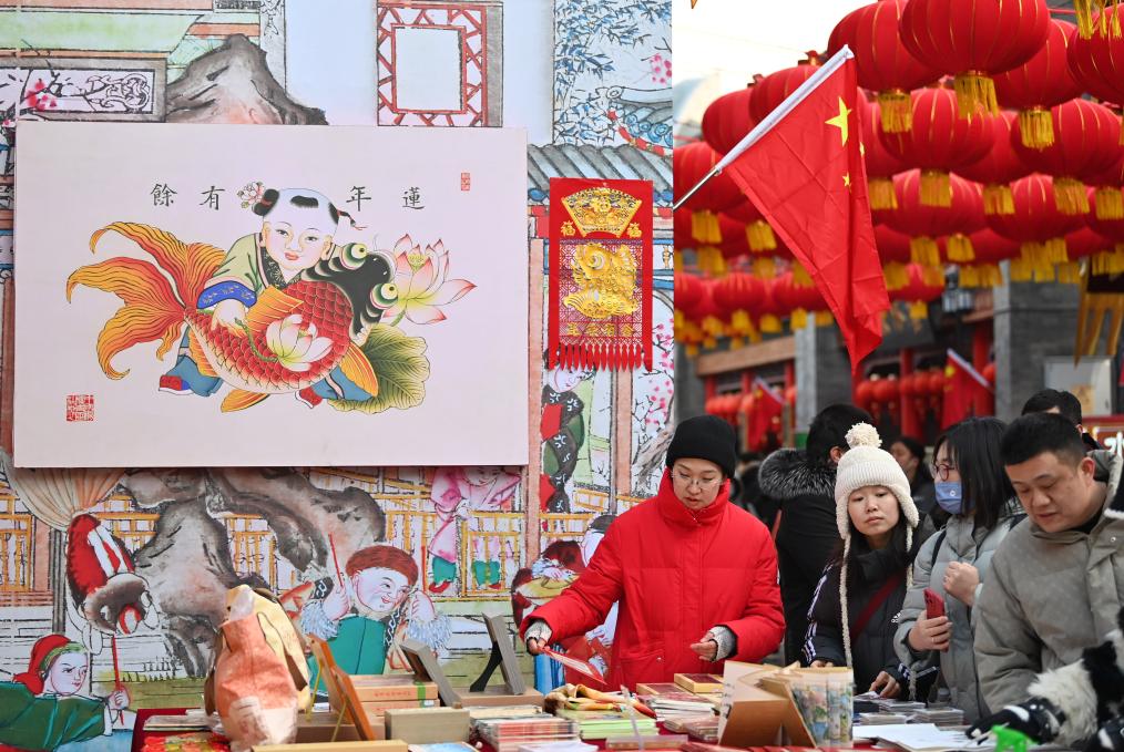 近日，在天津古文化街，游客在選購天津楊柳青年畫。新華社記者 李然 攝