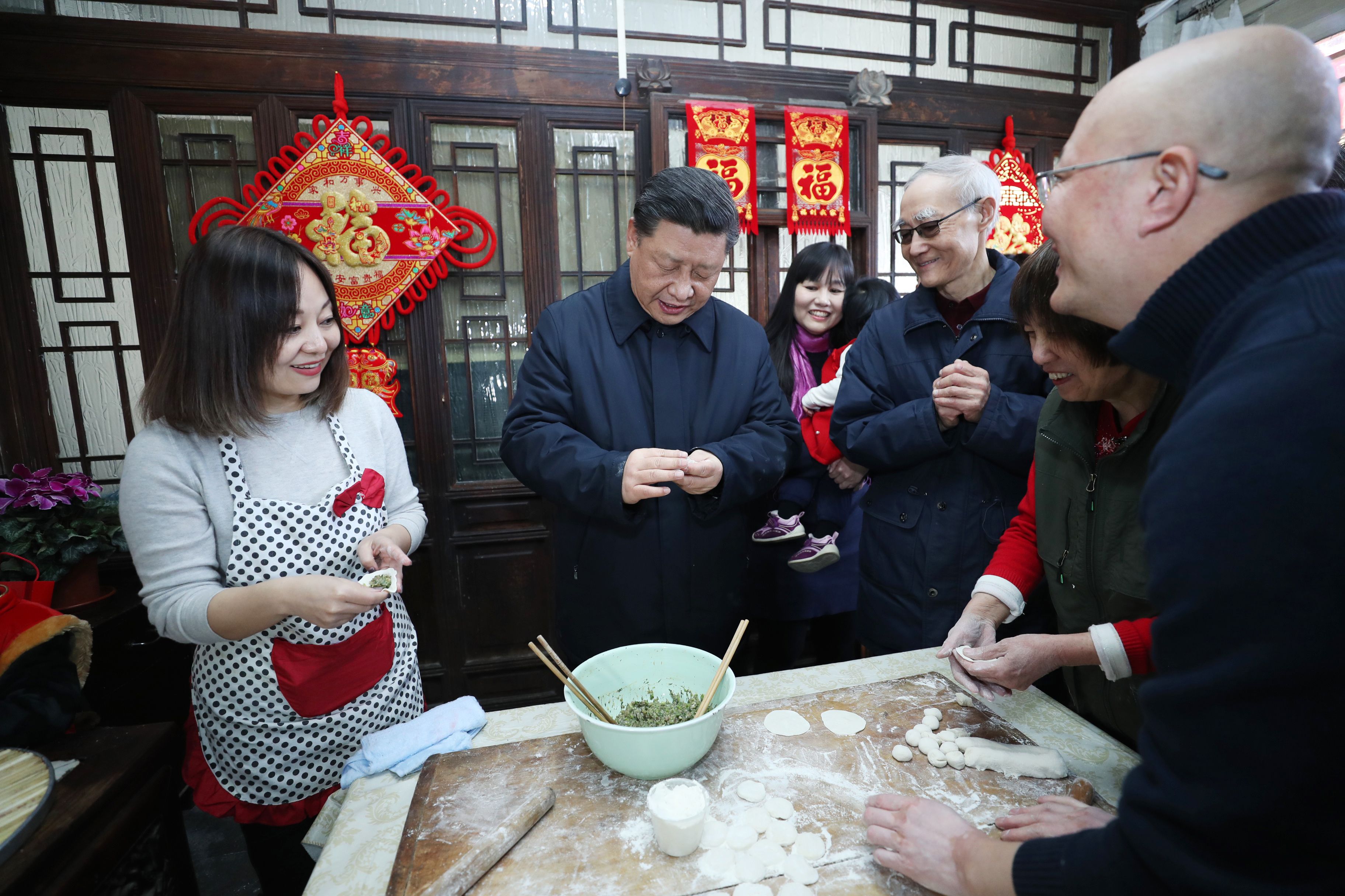 △ 2019年2月1日，習近平總書記在北京前門東區草廠四條胡同，同朱茂錦一家人包餃子、聊家常。