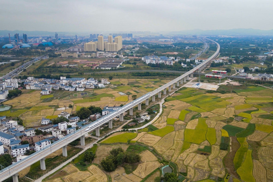 2021年10月14日，聯調聯試列車經過贛深高鐵信豐特大橋（無人機照片）。2021年12月10日，連通贛南革命老區與深圳經濟特區的贛深高鐵正式開通運營，江西與粵港澳大灣區間形成快速客運通道。